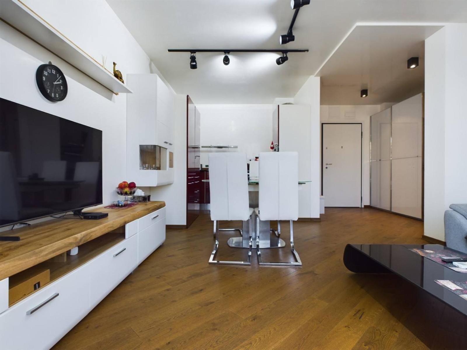 Luxury Apartment In Building K55 With Free Garage Warna Exterior foto